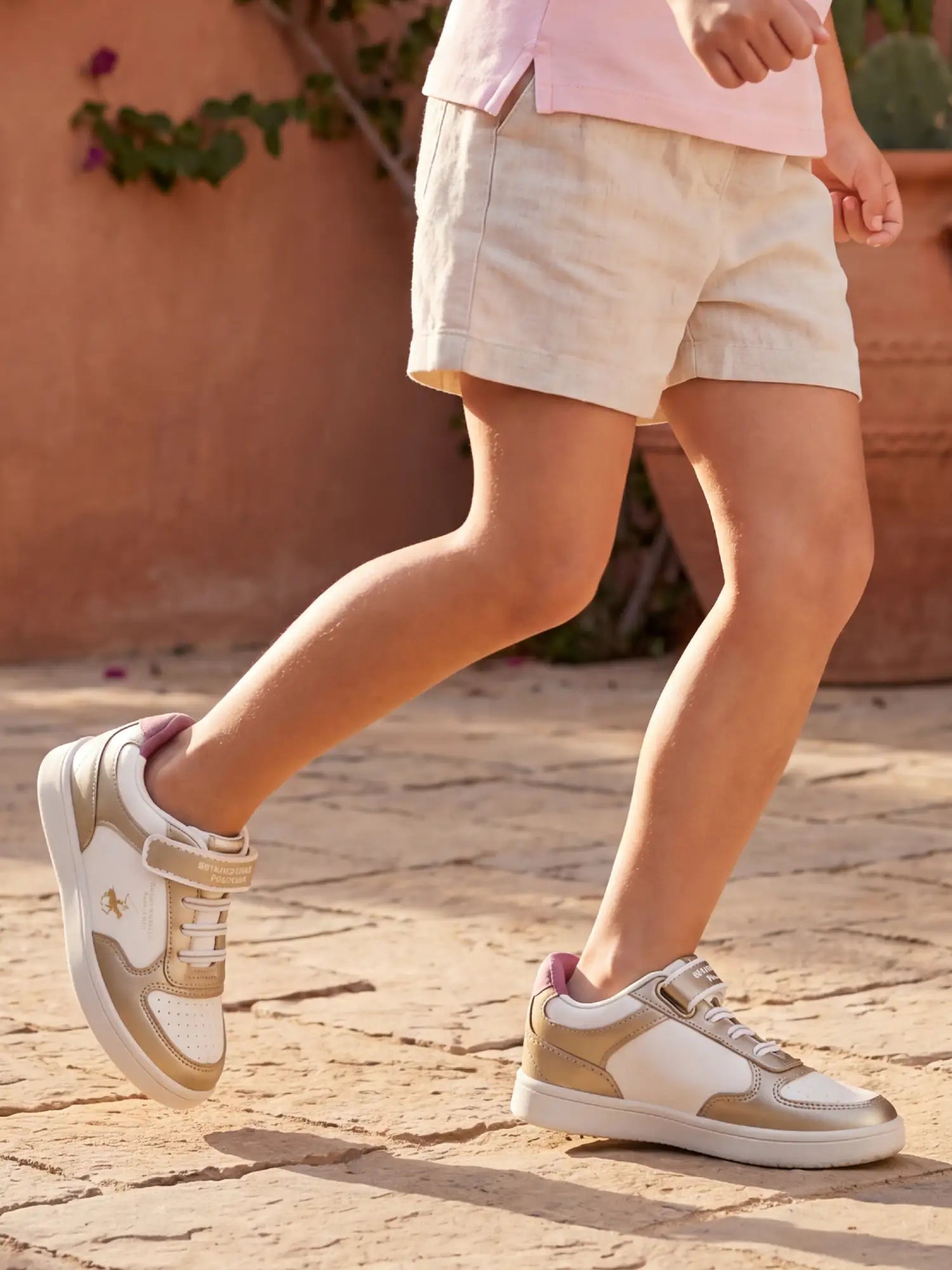 01807 Gold Sneaker