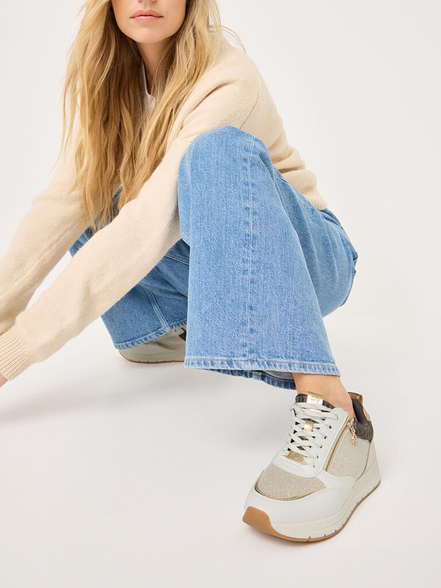 07382 Monogram Gold sneaker