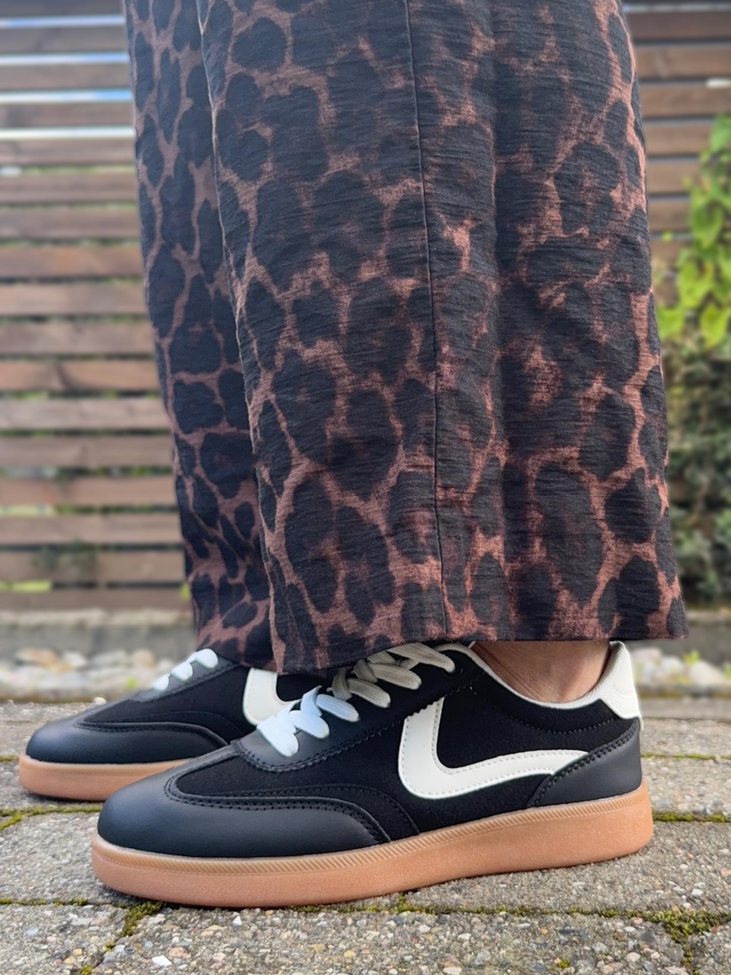 07161 Base Black Sneaker