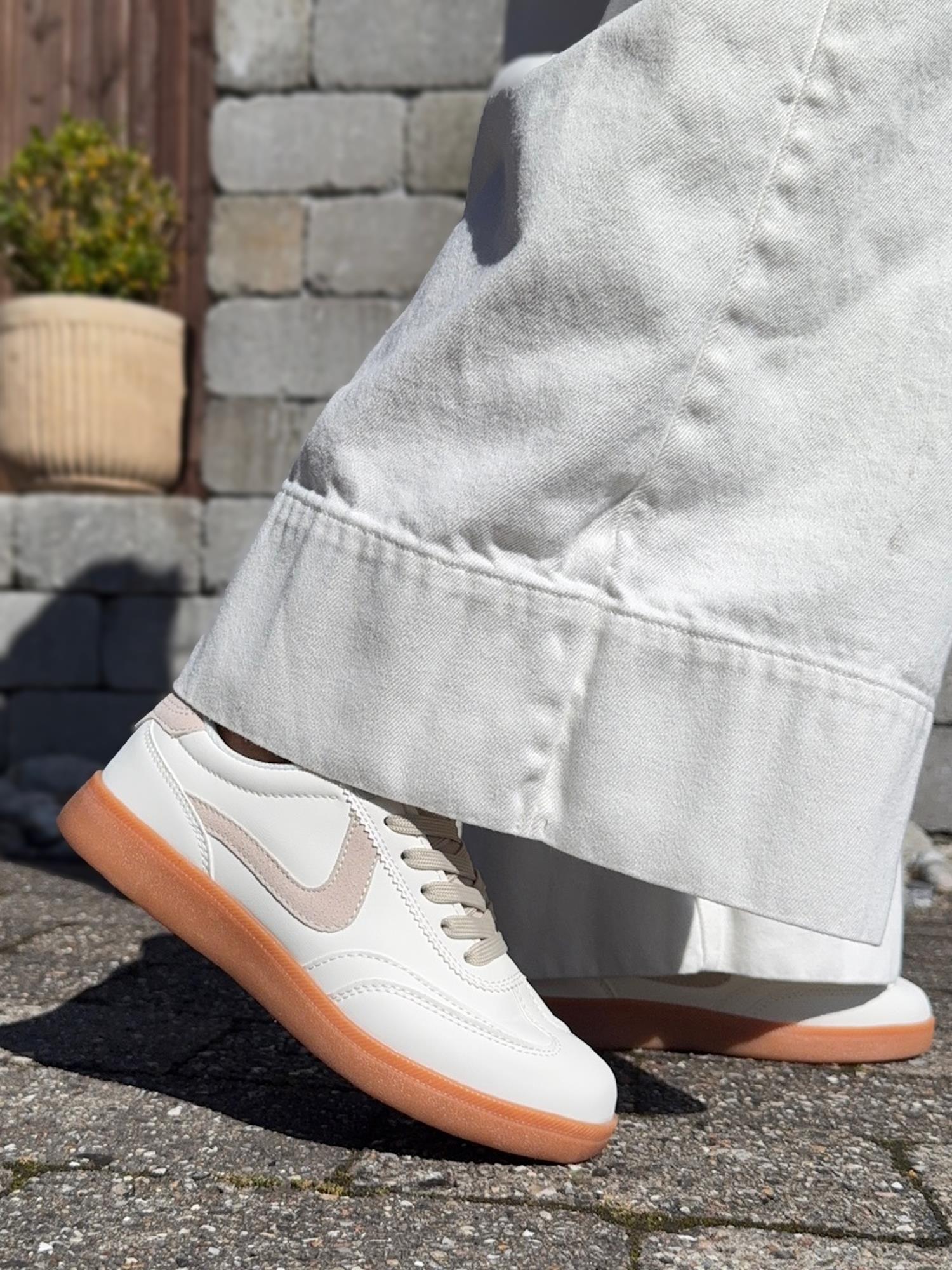 03738 Base White Sneaker