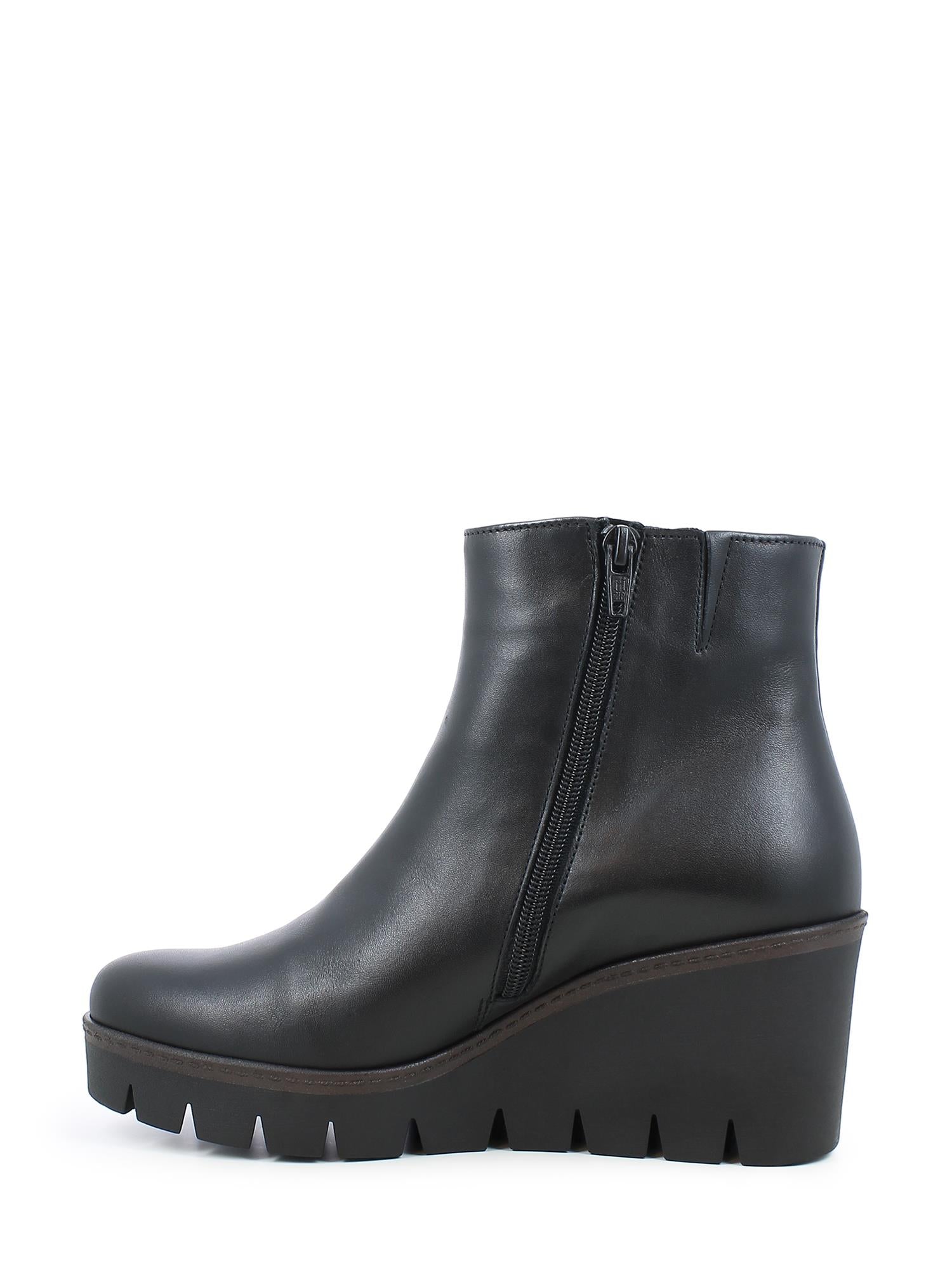 04207 Leather Wedge Booties