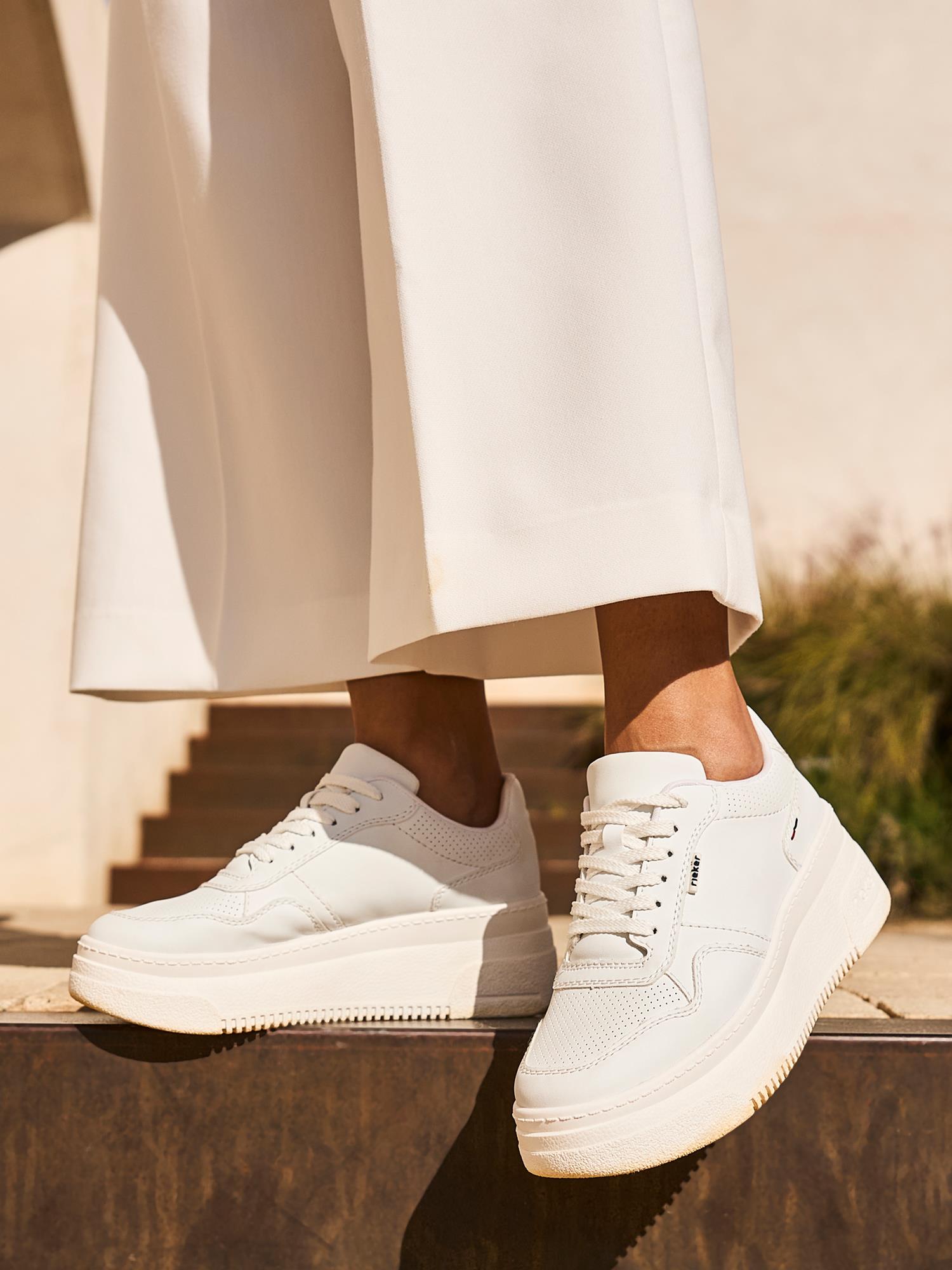 03280 Essential Comfort Sneakers