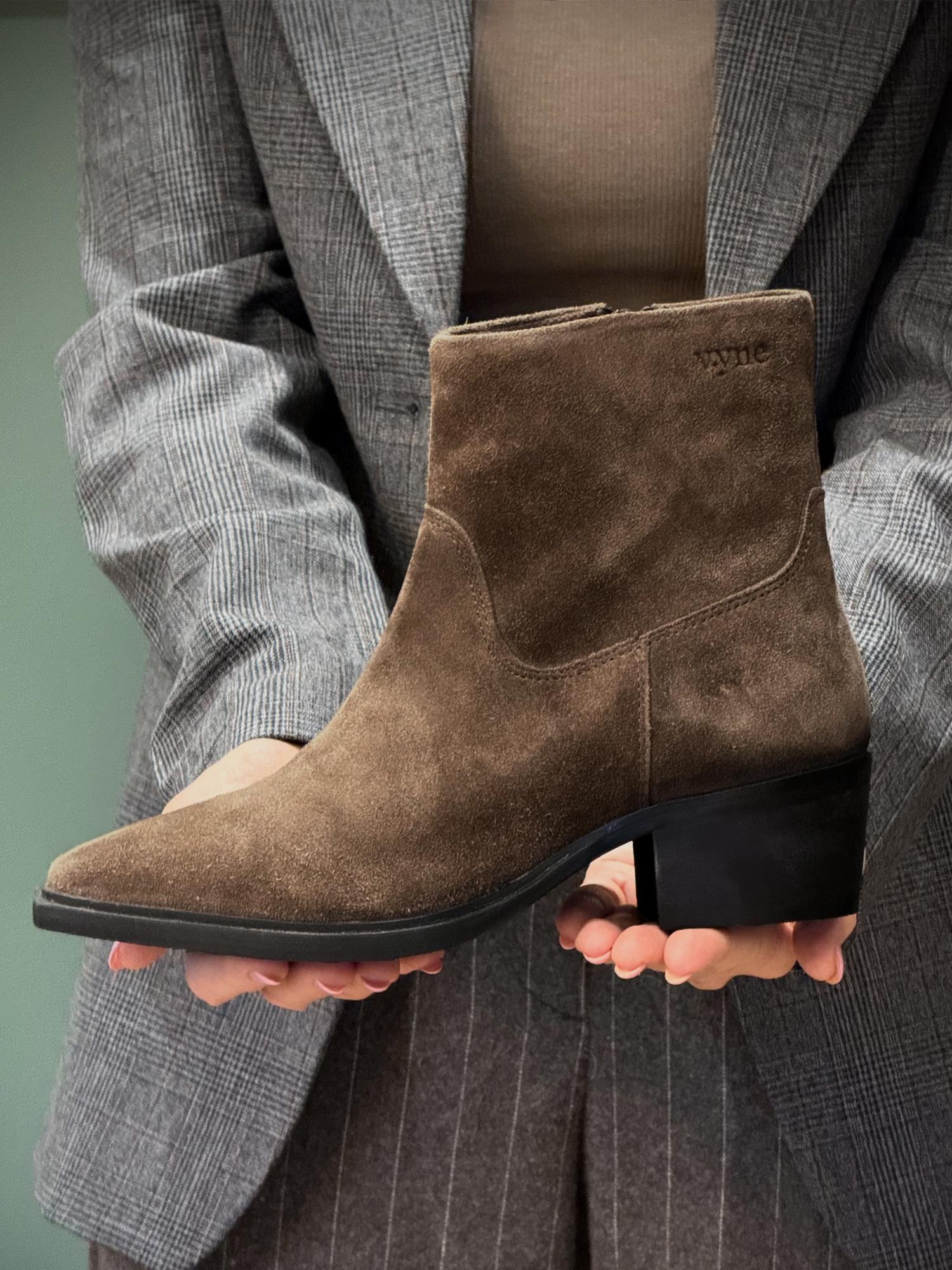 06254 Lucca Suede Western Boots