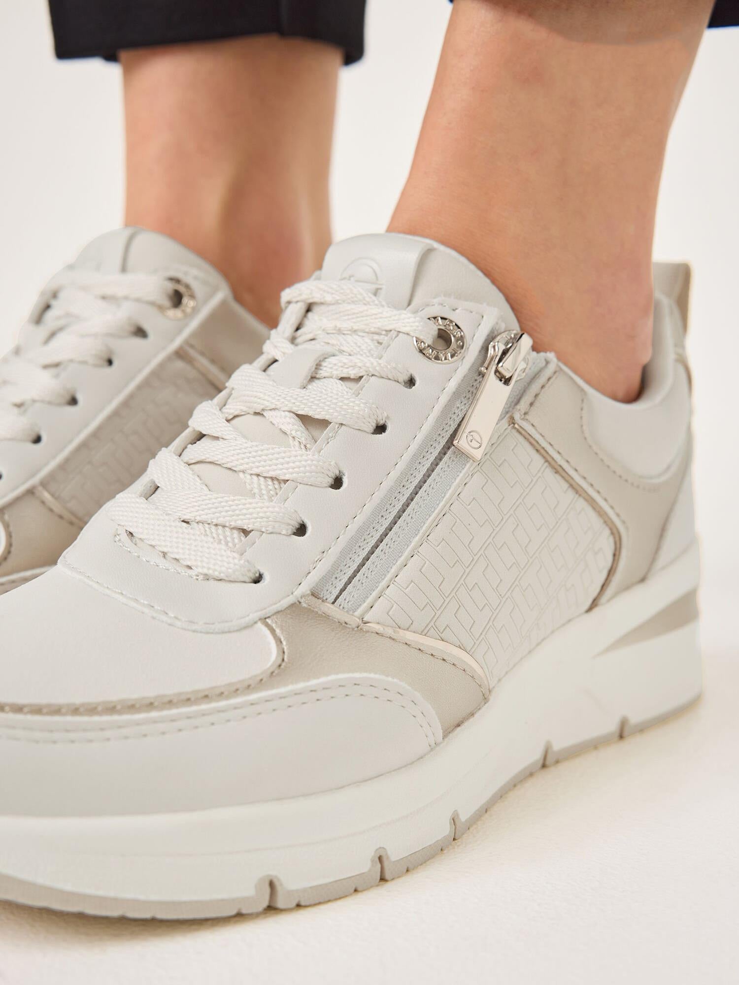 04119 PureStride Sneaker